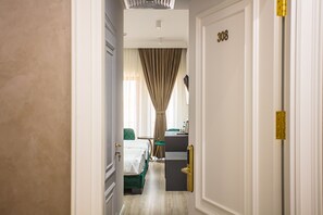 Caja de seguridad en la habitación, muebles diferentes y escritorio