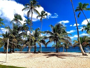 Beach nearby, sun loungers, beach towels