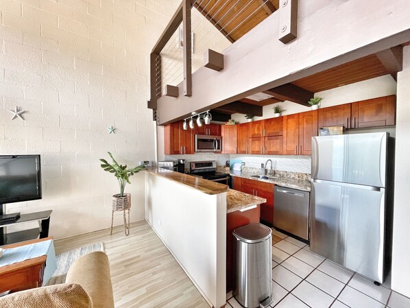 Refrigerador, microondas, horno y parrilla de estufa 