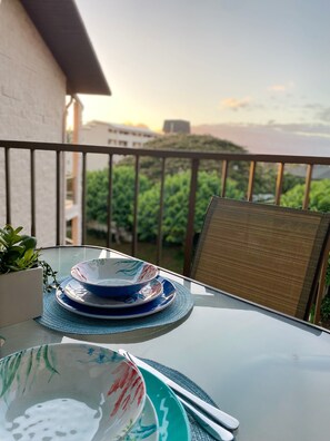 Outdoor dining - Renovated - Spacious 2BR/1BA Loft, AC, Close to beach (KIHEI)