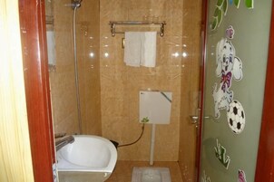 Un baño con bañera, inodoro y ducha.