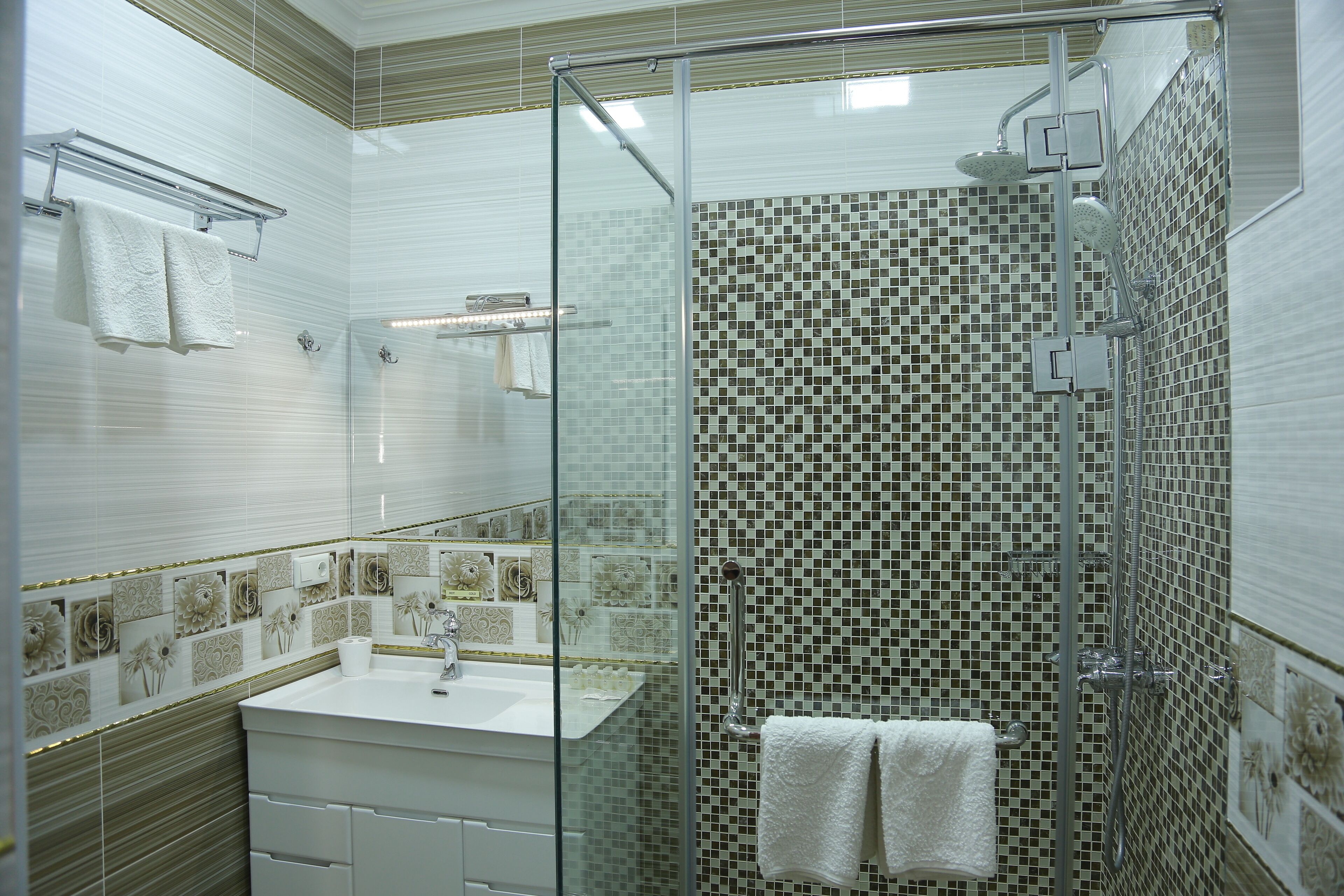 Douche à « effet pluie », sèche-cheveux, chaussons