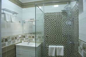 Douche à « effet pluie », sèche-cheveux, chaussons