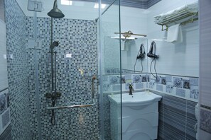 Chuveiro com efeito de chuva, secador de cabelo, chinelos, piso aquecido