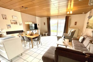 TV, stereo - Ferienhaus in Nessmersiel, Deich- und Inselblick, Glasfaser (Dornum)