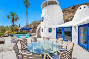 Outdoor dining - Santorini House | Panoramic Palm Springs Views (Palm Springs)