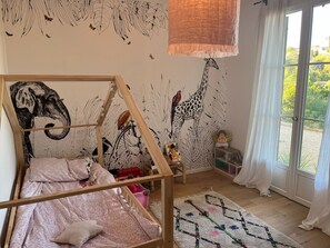 5 Schlafzimmer, Schreibtisch, Bügeleisen/Bügelbrett, WLAN