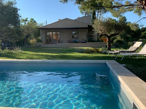 Villa de standing avec jardin paysagé et piscine