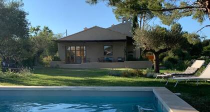 Villa de standing avec jardin paysagé et piscine