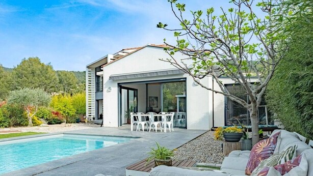 A modern house with a pool, outdoor seating, and a garden. - La Provence et ses cigales (Ceyreste)