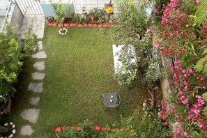 Property grounds - Cheerful holiday home in Preveza with garden (Preveza)