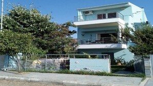 Um edifício de dois andares com uma varanda no andar superior.
