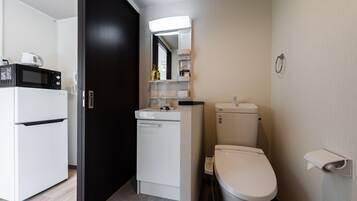 Dusche, kostenlose Toilettenartikel, Haartrockner, Bidet