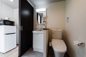 Douche, articles de toilette gratuits, sèche-cheveux, bidet