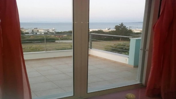 A balcony with a view of the sea and buildings. - Holiday Home in Greece near the Beach (Preveza)