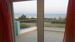 A balcony with a view of the sea and buildings. - Holiday Home in Greece near the Beach (Preveza)