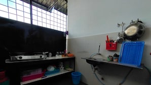 A kitchen with a sink, a stove, and various kitchen utensils. - OYO Homes 90567 Barakah Homestay (Tawau)