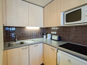 Fridge, microwave, dishwasher, coffee/tea maker