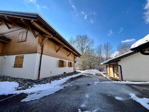 Property grounds - Cozy T3 apartment near center with terrace and parking (Samoëns)