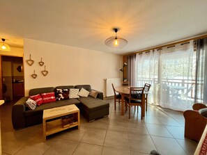 TV - Cozy T3 apartment near center with terrace and parking (Samoëns)