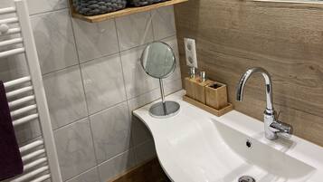 淋浴设施、吹风机、毛巾、肥皂