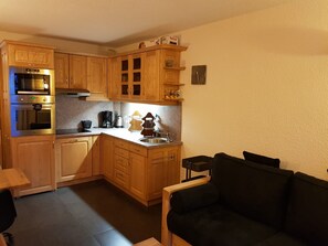 Kylskåp, mikrovågsugn, ugn och diskmaskin
