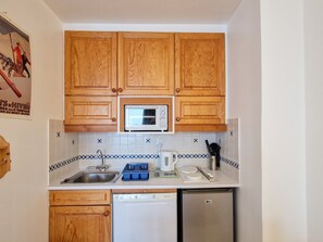 Fridge, microwave, oven, stovetop - Bright studio near slopes and shops, balcony (Flaine)