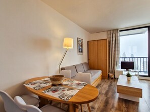 TV - Bright studio near slopes and shops, balcony (Flaine)