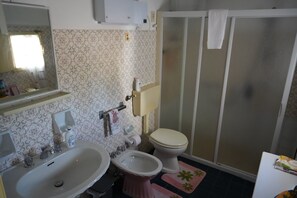 Bruser, hårtørrer, bidet, håndklæder