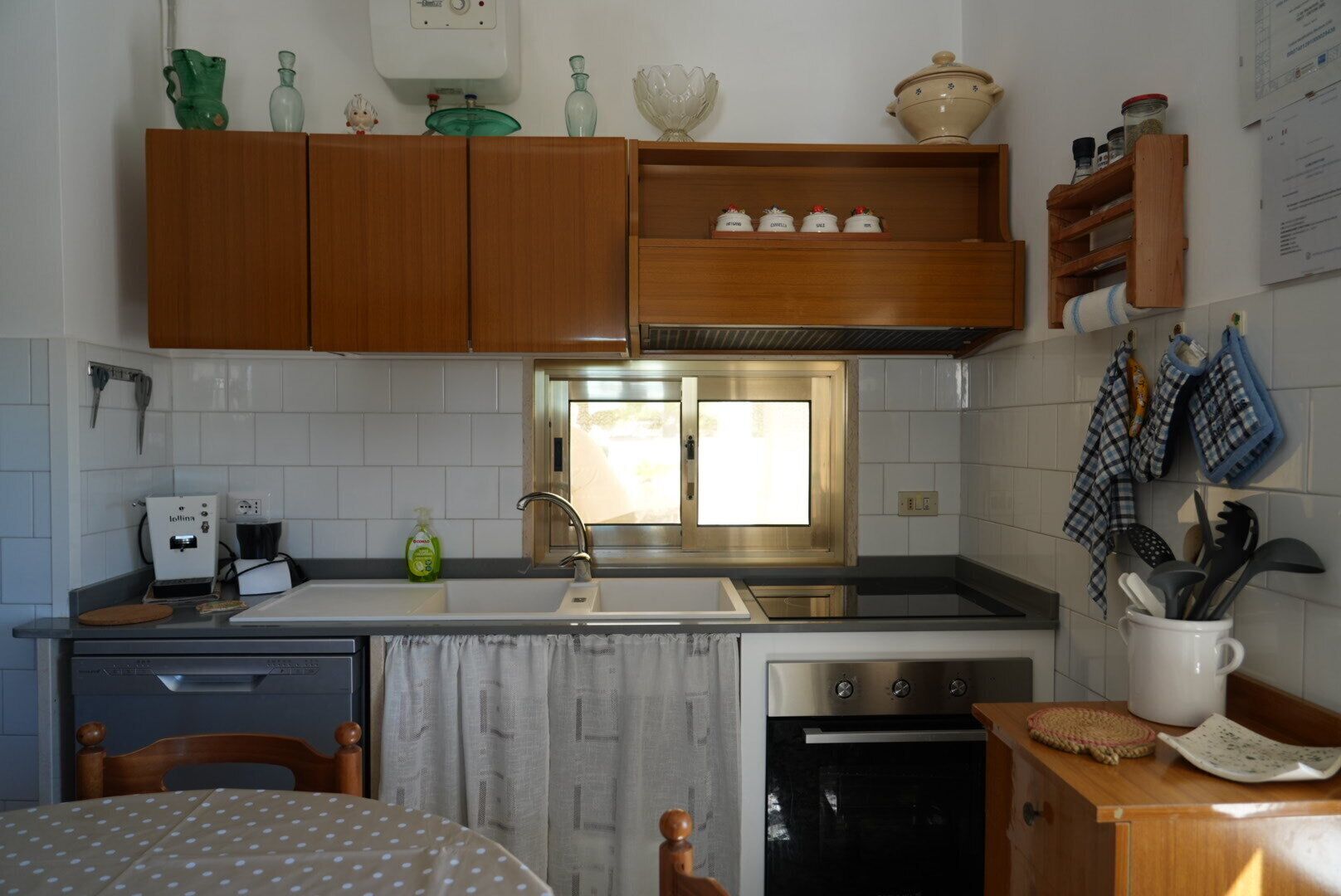 Kühlschrank, Ofen, Herdplatte, Wasserkocher mit Kaffee-/Teezubehör