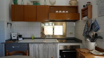 Kühlschrank, Ofen, Herdplatte, Wasserkocher mit Kaffee-/Teezubehör