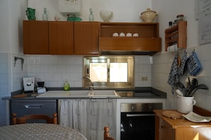 Refrigerador, horno, parrilla de estufa y cafetera y tetera