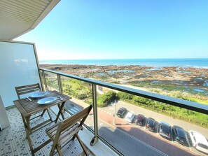Outdoor dining - Renovated T3 apartment sea view with garage and WIFI (Les Sables-d'Olonne)