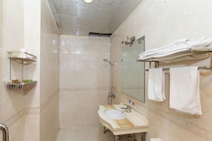 A bathroom with a sink, mirror, and towel rack. - Yiyuan Hotel (Shenzhen)