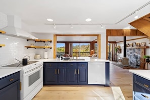 Fridge, microwave, oven, stovetop - Peregrine's Perch - Cabin Overlooking the River! (Falling Waters)