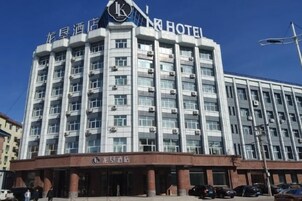 Un edificio de hotel de varios pisos con un llamativo letrero que dice 'HOTEL' en la parte superior.
