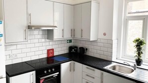 Spices - Beautiful 3 bed apartment free parking near trains (London)