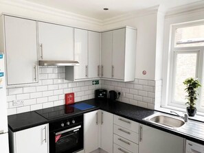 Spices - Beautiful 3 bed apartment free parking near trains (London)