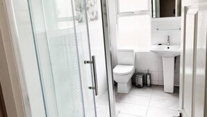 Hair dryer, towels - Beautiful 3 bed apartment free parking near trains (London)