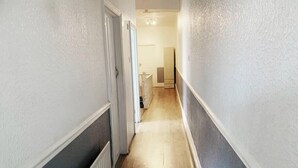 Interior - Beautiful 3 bed apartment free parking near trains (London)