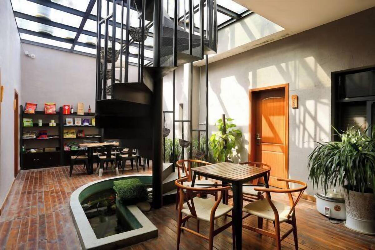 Ein modernes Interieur mit Essbereich, Treppe und Bücherregal.