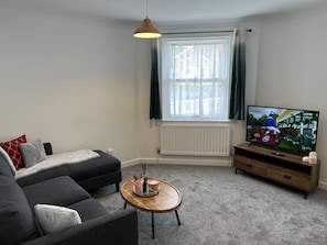 Living room - Great 2-bed Apartment in Canterbury (Canterbury)