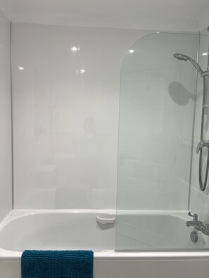 Apartamento, varias camas | Baño | Ducha y bañera combinadas, bañera profunda, secador de pelo y toallas