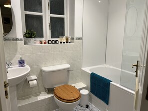 Bathroom - Great 2-bed Apartment in Canterbury (Canterbury)
