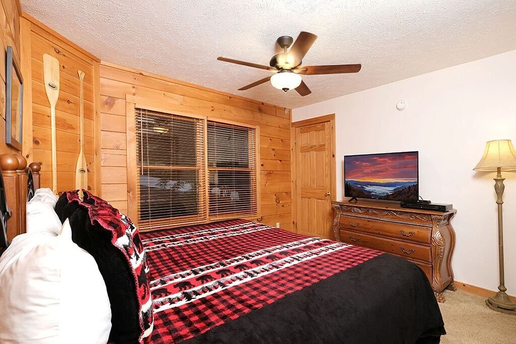 Perfect 2bd Cabin By Pond! Hot Tub + Near Town - Gatlinburg, TN
