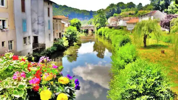 A canal with buildings on one side and greenery on the other. - Havre de Paix (Fontenoy-le-Château)