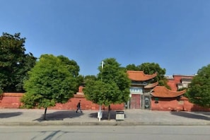 A traditional building with a tiled roof and a red wall. - Fulante · Le Hotel (Zhangjiajie Pedestrian Street Dayong Ancient City) (Zhangjiajie)