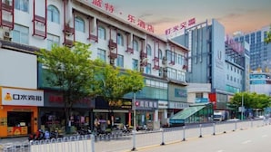 A hotel with multiple floors, balconies, and a variety of shops on the ground floor. - Fulante Le Hotel (Zhangjiajie Pedestrian Street) (Zhangjiajie)