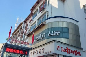 Rakennuksessa on kyltit, joissa lukee ’YISHION’ ja ’新宿作業室’.