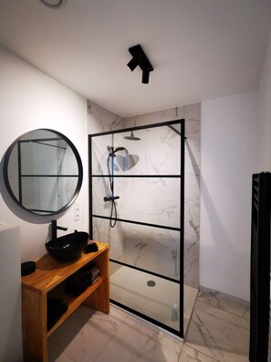 Shower, hair dryer, towels, soap - Licht en Luxueus Appartement bij Het Zuid (Antwerpen)
